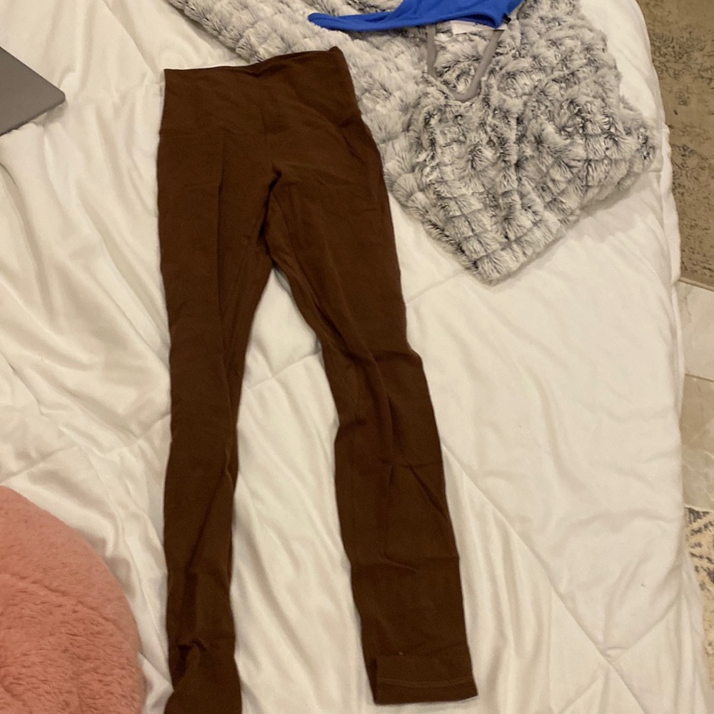 Brown Lulu lemon leggings.